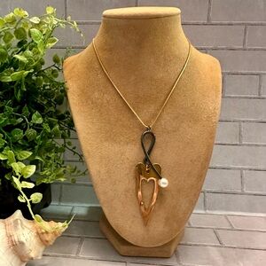Gold heart pendant necklace